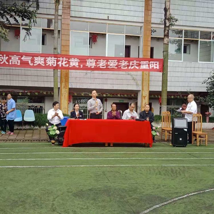  壽而康總經(jīng)理助理曹?chē)尴壬鷧⒓愉想p江院重陽(yáng)慶節活動(dòng)