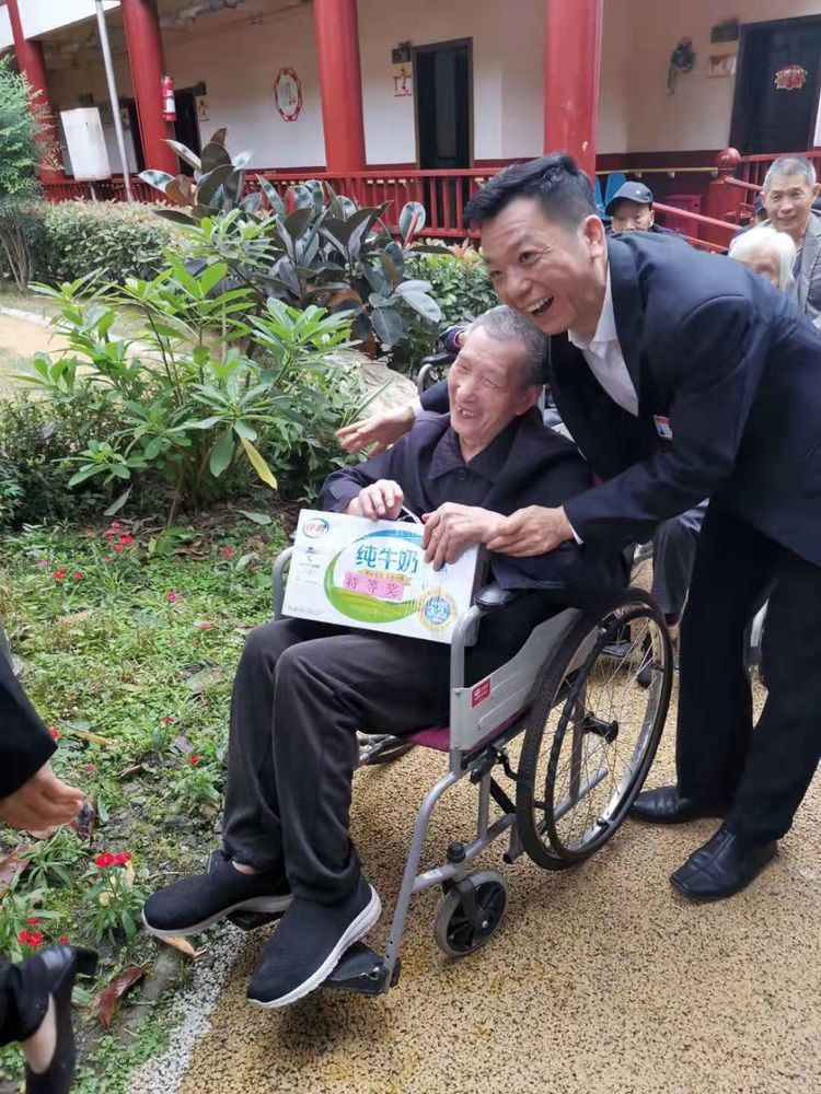 壽而康副總經(jīng)理任孝忠先生參加武侯院一區重陽(yáng)節慶節活動(dòng)。