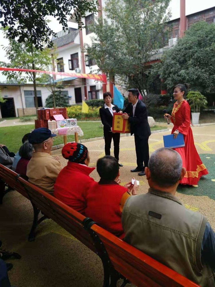 載歌載舞、評優(yōu)頒獎、現場(chǎng)抽獎。